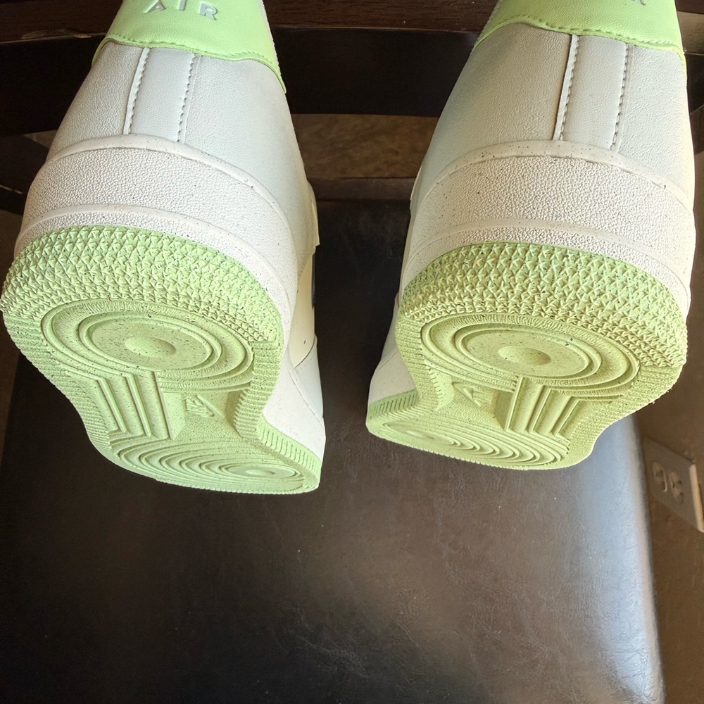 Nike White Low-Top Sneakers with Light Green‎ Insoles - Picture 4 of 9